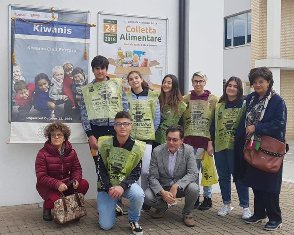Il Kiwanis Club Pescara accompagna il Key Club Pescara “Leonardo da Vinci” a svolgere il suo primo service nella Giornata della Colletta Alimentare