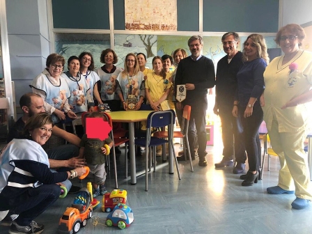 KC Cremona - Donazione libri al reparto di Pediatria dell'Ospedale Maggiore di Cremona in occasione Kiwanis One Day
