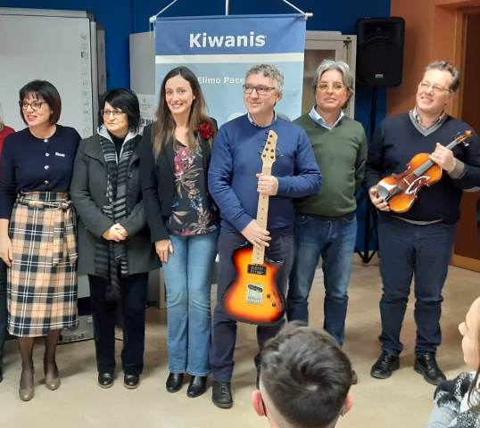 KC Elimo Paceco - Donati 2 strumenti musicali, un violino ed una chitarra elettrica, alla Scuola Media Nunzio Nasi di Trapani per il progetto Ensemble Orchestrale