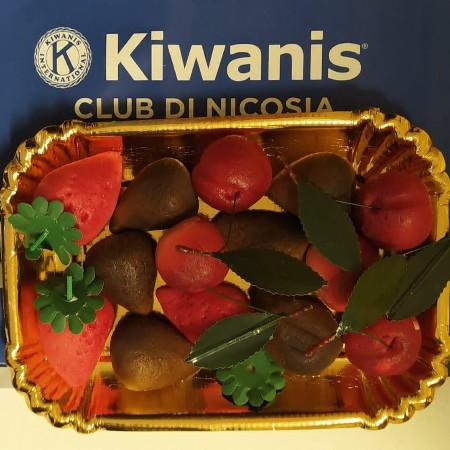 IL KC Nicosia dona dolcetti tipici ai bambini di alcune comunità