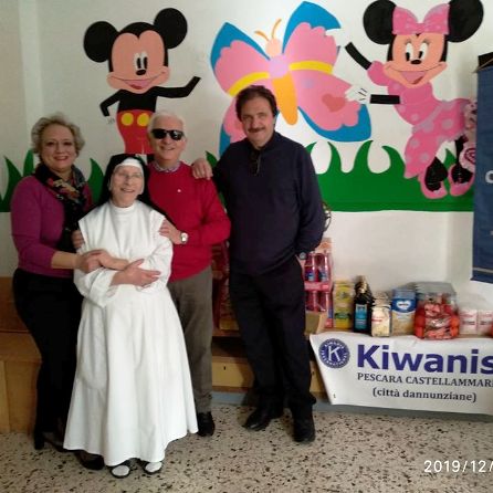 Il KC Pescara Castellammare offre per Natale regali e provviste ai bambini di una casa famiglia