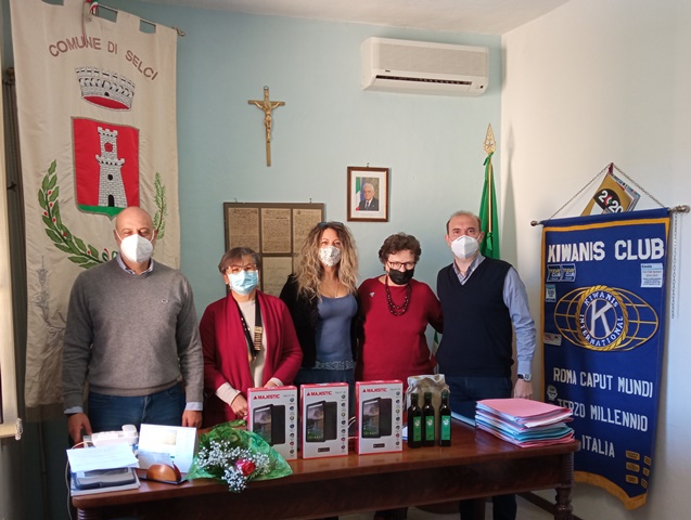 KC Roma Caput Mundi - Consegna di 9 Tablets per bambini in difficoltà presso il Comune di Selci (RI)