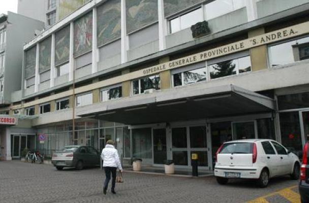 KC Vercelli - Donati all’Ospedale S. Andrea di Vercelli tre defibrillatori in interclub con altri club di servizio